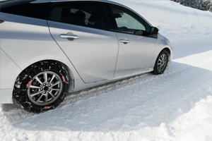 雪道でのタイヤチェーン、駆動輪以外に装着していませんか？