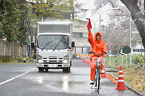 雨具を着て自転車に乗ると、聞こえづらい？見えづらい？