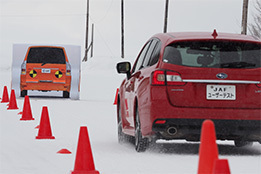 衝突被害軽減ブレーキ　圧雪路と氷盤路で検証