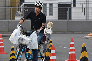 自転車の荷物満載、傘差しはこんなに危険！