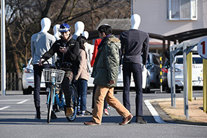 自転車乗車中の「ながらスマホ」（JAF Mate 2017/1掲載）