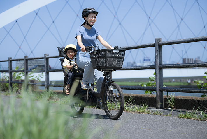 自転車に乗る親子