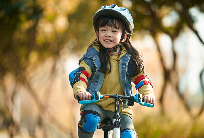 自転車に乗るこども