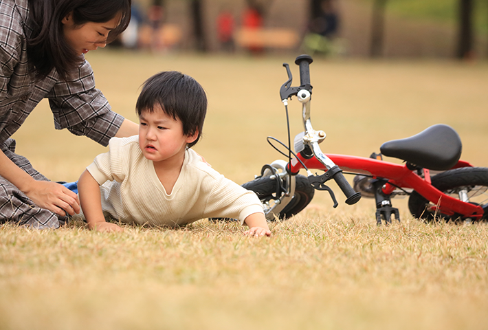自転車で転ぶこども