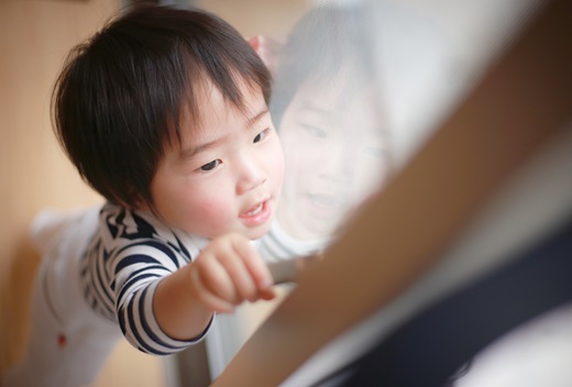 勝手に窓の鍵を閉める男の子