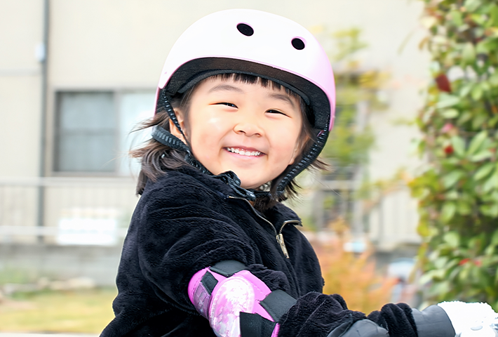 ヘルメットをかぶった笑顔のこども
