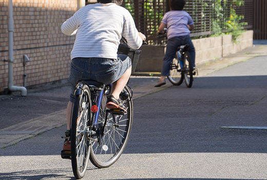 自転車をこぐこども
