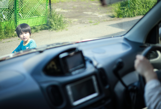 走行中の車の前に現れたこども
