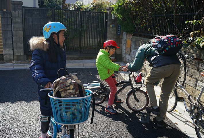 自転車で出かける準備をする親子