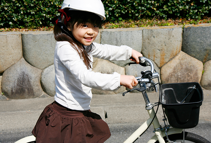 自転車に乗る女の子