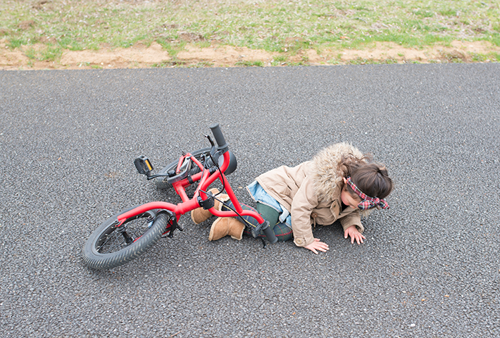 自転車で転ぶ女の子