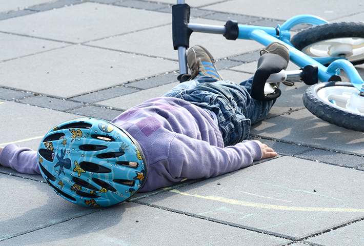 自転車と倒れるこども