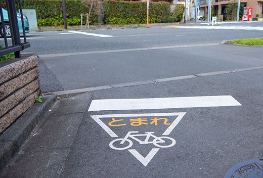 止まれの路面標示