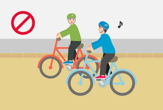 話しながら自転車で並走する男子