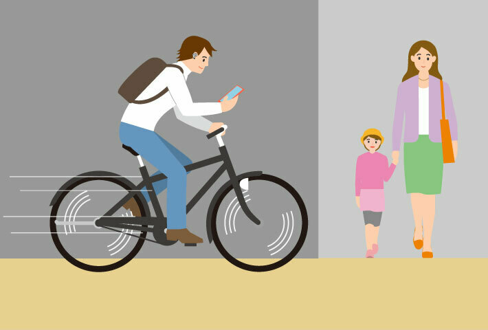 スマホを見ながらイヤホンをして自転車に乗る男子