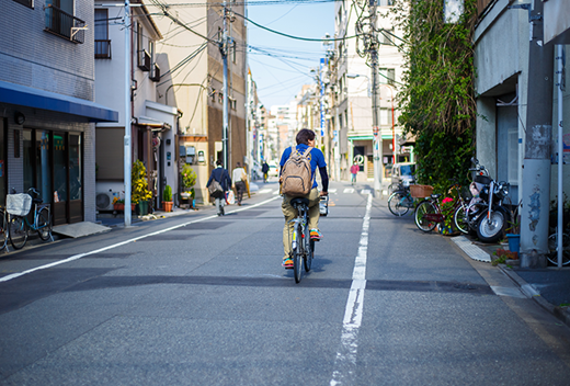 自転車に乗る大人
