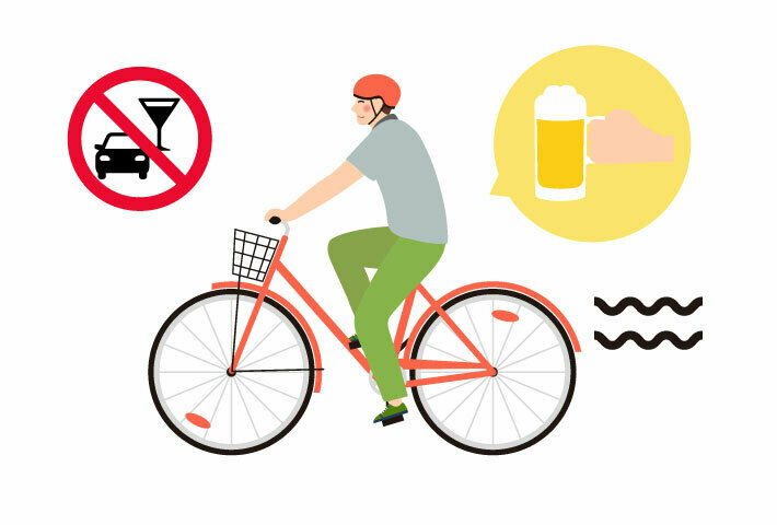 飲酒後に自転車に乗る男性