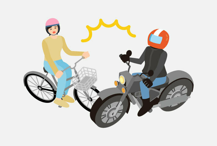 バイクと衝突する自転車に乗った女性