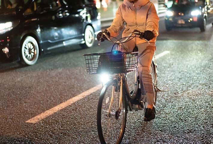 夜間走行する自転車