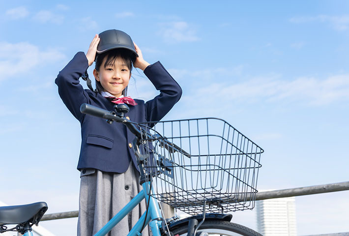 ヘルメットを被る女子学生