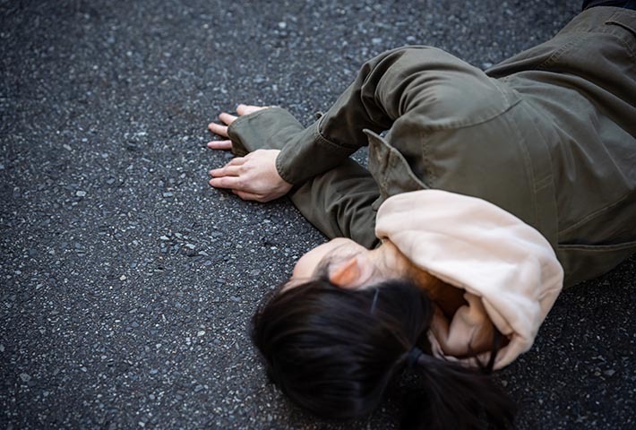 倒れる女性