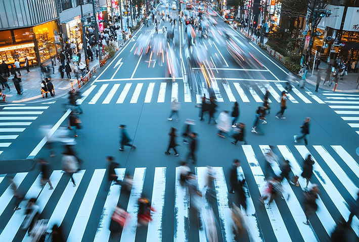 人が行き交う交差点