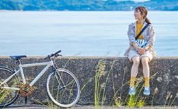 自転車から降りてくつろぐ大人