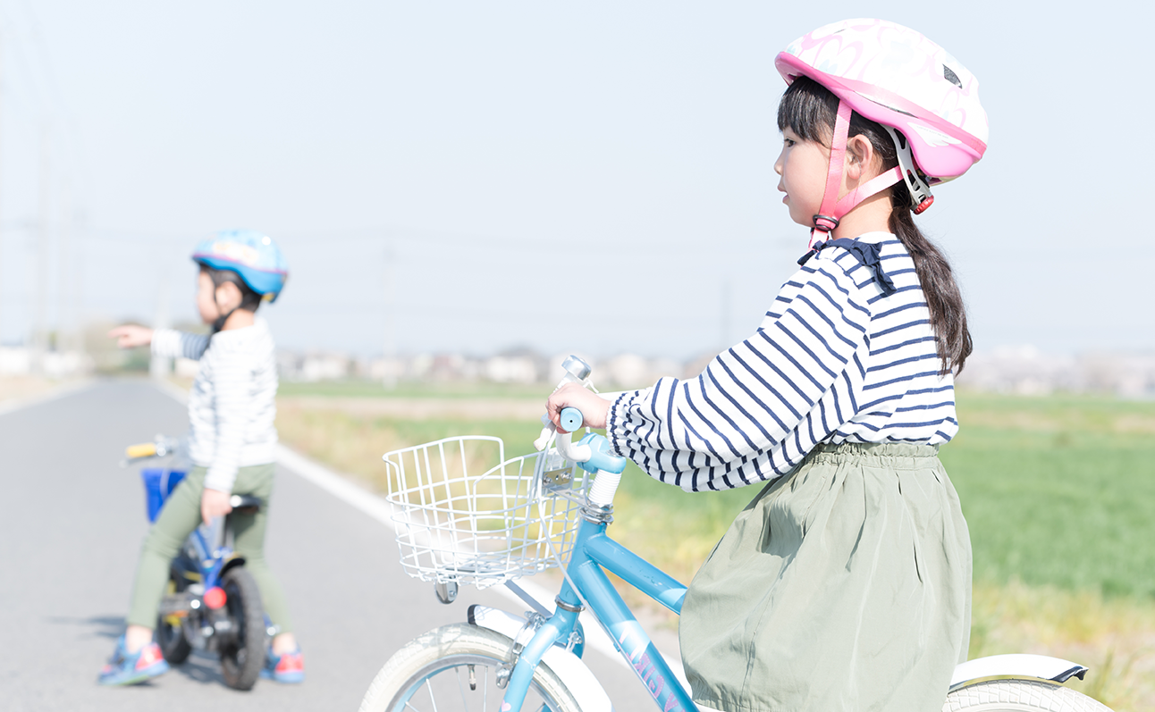 自転車を押す子ども