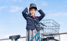 ヘルメットを被る女子学生