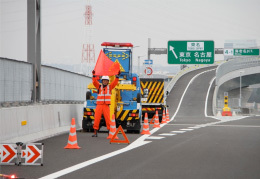 本線上での停車は危険!JAFでは安全のため高速道路での作業時、後方警戒を実施しています。