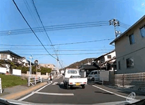 歩行者がいるのに一時停止しないトラック(ドライブレコーダー映像)