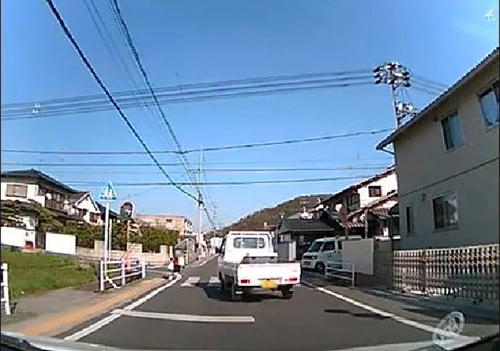 歩行者がいるのに一時停止しないトラック （ドライブレコーダー映像）