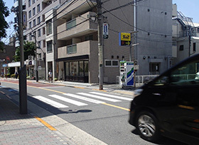 「信号機のない横断歩道」を一時停止せず通過する自動車（イメージ）