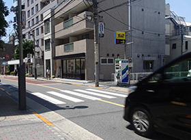 「信号機のない横断歩道」を一時停止せず通過する自動車(イメージ)
