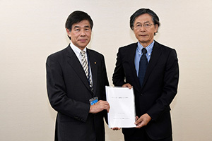 矢代会長に答申を手渡す柿元座長
