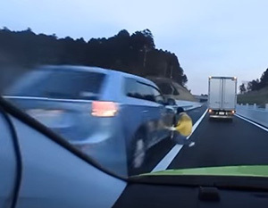 走行車両から見た本線上のタイヤ交換する作業者(ダミー人形)
