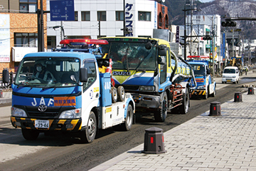 被災地に入った特別支援隊は警察や自治体と連携し道路をふさぐ被災車両を移動して、緊急車両の通行を支えます。