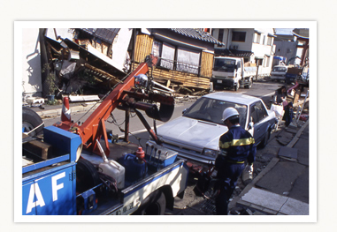 阪神・淡路大震災では多くの車両が被害を受けた（1995年1月）