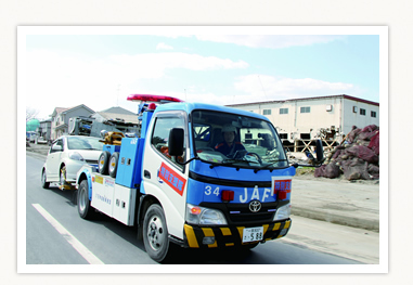 被災地で放置車両の救援作業を実施（宮城県石巻市、2011年4月）