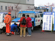 新潟県中越地震の被災地で無料点検（2004年11月）