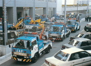 隣接の地方本部・支部から災害救援車両がかけつけた（阪神・淡路大震災、1995年1月）