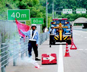 高速道路上の現場に後方警戒車を配置（2002年4月）