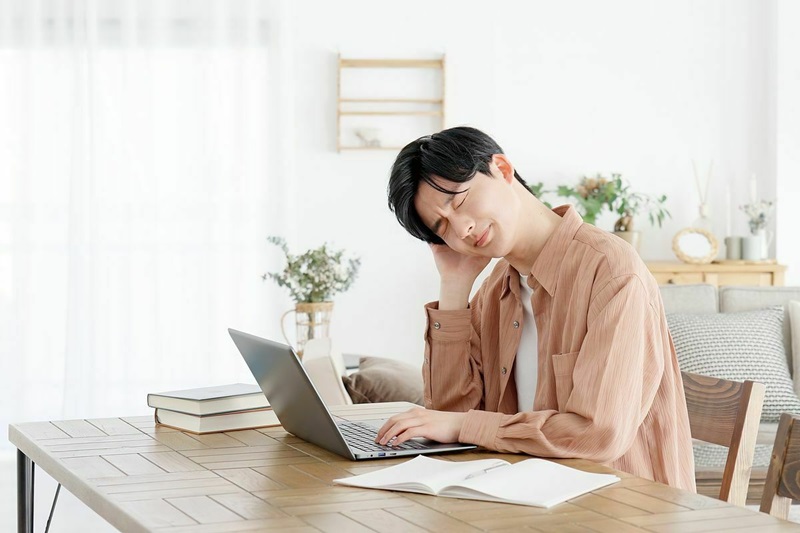 暗証番号を忘れて頭を抱えている人