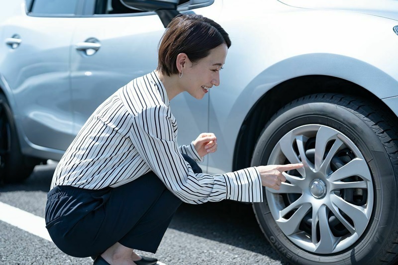タイヤの製造年月日を確認する人