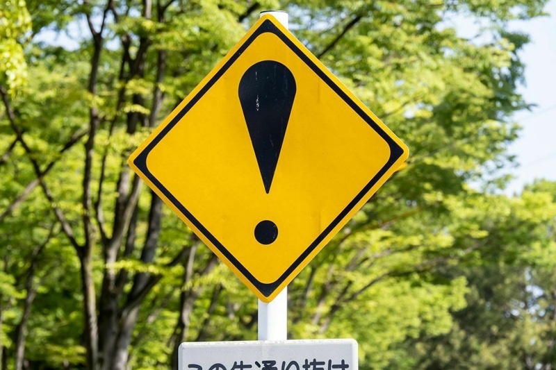 その他の危険を意味する警戒標識