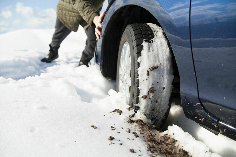 雪道でスタックした様子