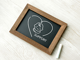 ハートに囲まれた赤ちゃんとサポートの文字のイラストが描かれた黒板フレーム