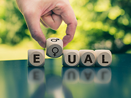 EQUALと書かれた木箱