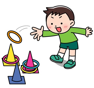 輪投げで遊ぶ男の子
