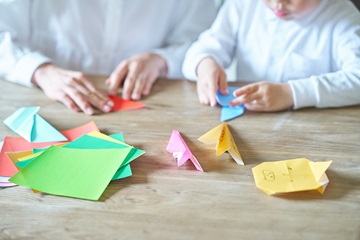 折紙をして遊ぶ親子